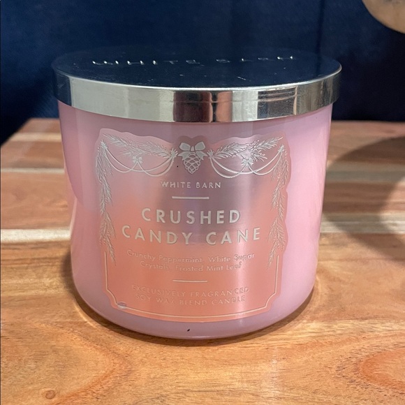 White Barn Crushed Candy Cane 3 wick candle - Picture 2 of 4